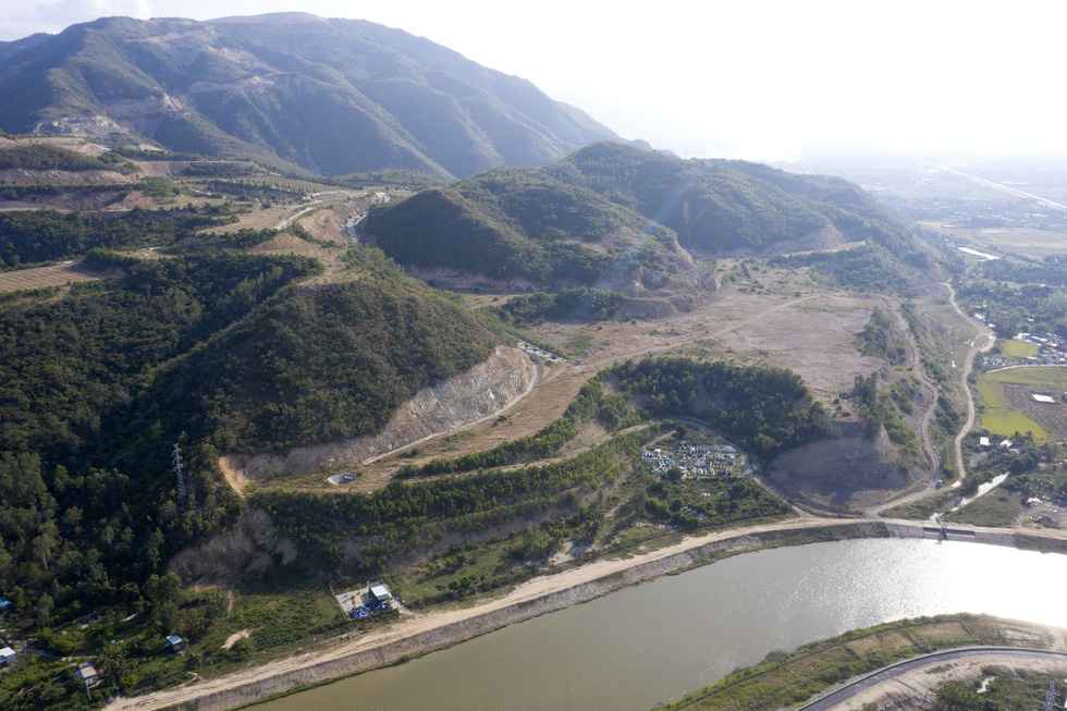 Cận[-]cảnh[-]núi[-]Chín[-]Khúc[-]ở[-]Nha[-]Trang[-]bị[-]băm[-]đứt[-]từng[-]khúc[-]để[-]làm[-]đô[-]thị,[-]biệt[-]thự