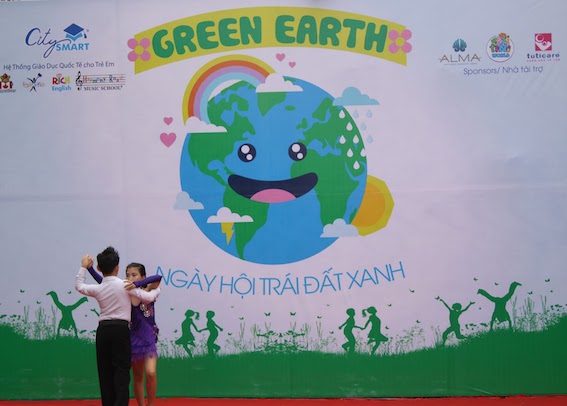 Green[-]Earth:[-]“Ngày[-]hội[-]trái[-]đất[-]xanh”[-]thu[-]hút[-]hơn[-]300[-]trẻ[-]em[-]tham[-]gia