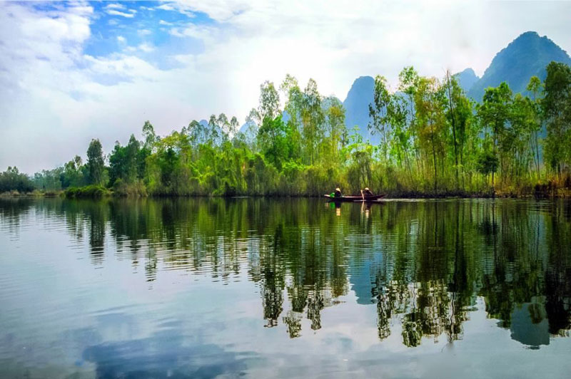 Suối[-]Yến[-]dài[-]khoảng[-]4[-]km,[-]đây[-]cũng[-]là[-]con[-]đường[-]thủy[-]duy[-]nhất[-]đưa[-]du[-]khách[-]vào[-]vãn[-]cảnh[-]chùa[-]Hương.[-]Ảnh:[-]Cao[-]Anh[-]Tuan.