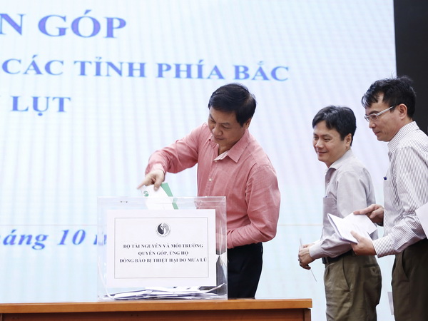 Bộ[-]Tài[-]nguyên[-]và[-]Môi[-]trường[-]quyên[-]góp[-]ủng[-]hộ[-]đồng[-]bào[-]bị[-]thiệt[-]hại[-]do[-]mưa[-]lũ[-]tại[-]các[-]tỉnh[-]phía[-]Bắc[-]và[-]Bắc[-]Trung[-]Bộ