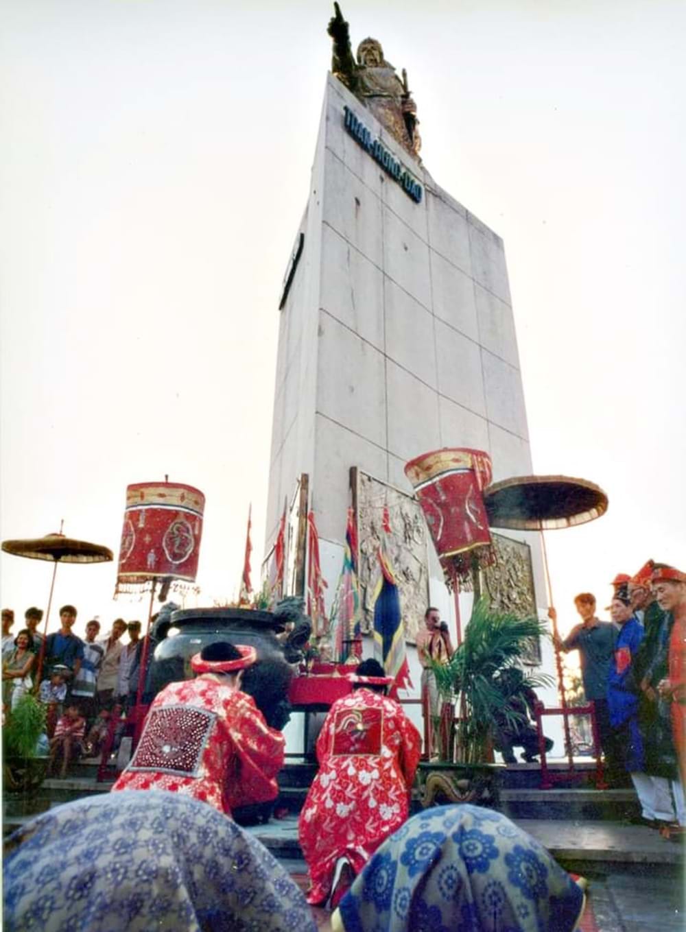 Tôn[-]tạo[-]tượng[-]đài[-]Trần[-]Hưng[-]Đạo:[-]Cần[-]thỉnh[-]lư[-]hương[-]về[-]vị[-]trí[-]cũ[-]