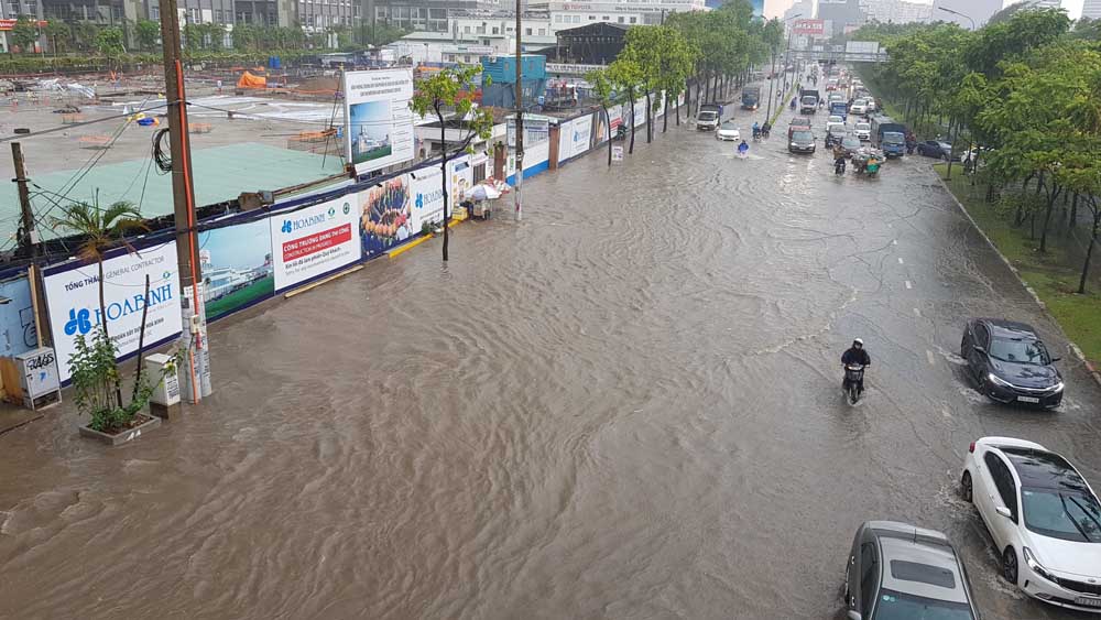 Đường[-]Sài[-]Gòn[-]ngập[-]sâu[-]trong[-]mưa[-]lớn,[-]nhiều[-]người[-]ngã[-]nhào