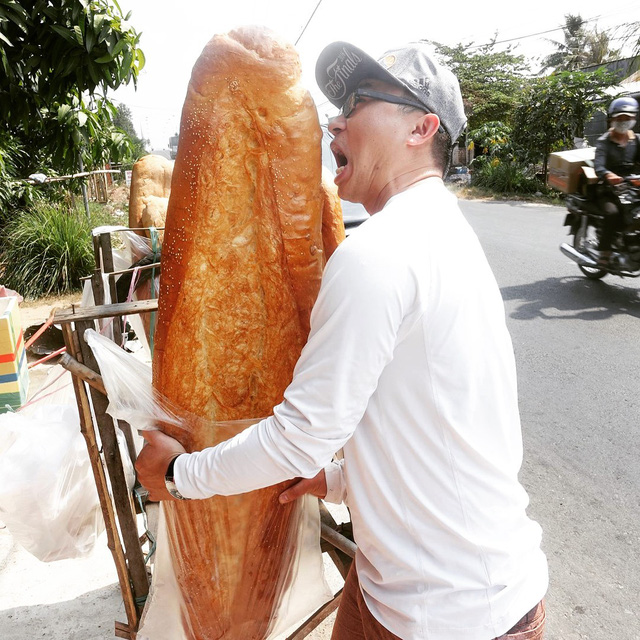 Bánh[-]mỳ[-]khổng[-]lồ[-]dài[-]1m[-]ở[-]An[-]Giang[-]lọt[-]top[-]món[-]ăn[-]kỳ[-]lạ[-]nhất[-]thế[-]giới