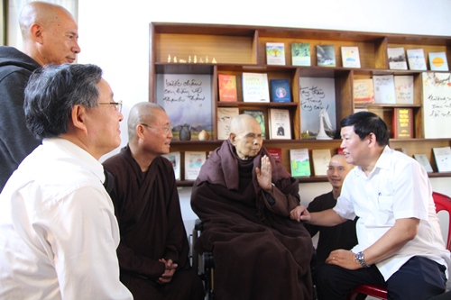Phật[-]tử[-]về[-]chùa[-]Từ[-]Hiếu[-]mong[-]gặp[-]thiền[-]sư[-]Thích[-]Nhất[-]Hạnh