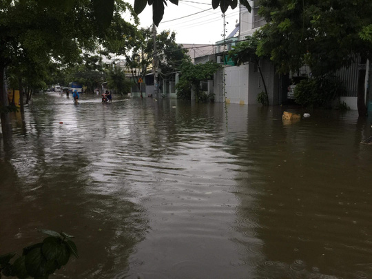 Nha[-]Trang[-]chìm[-]trong[-]biển[-]nước,[-]Quốc[-]lộ[-]1[-]và[-]đường[-]sắt[-]tắc[-]nghẽn