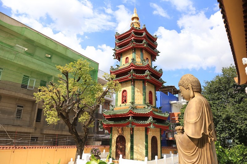 Cận[-]cảnh[-]ngôi[-]chùa[-]có[-]tháp[-]bằng[-]gốm[-]cao[-]nhất[-]Việt[-]Nam