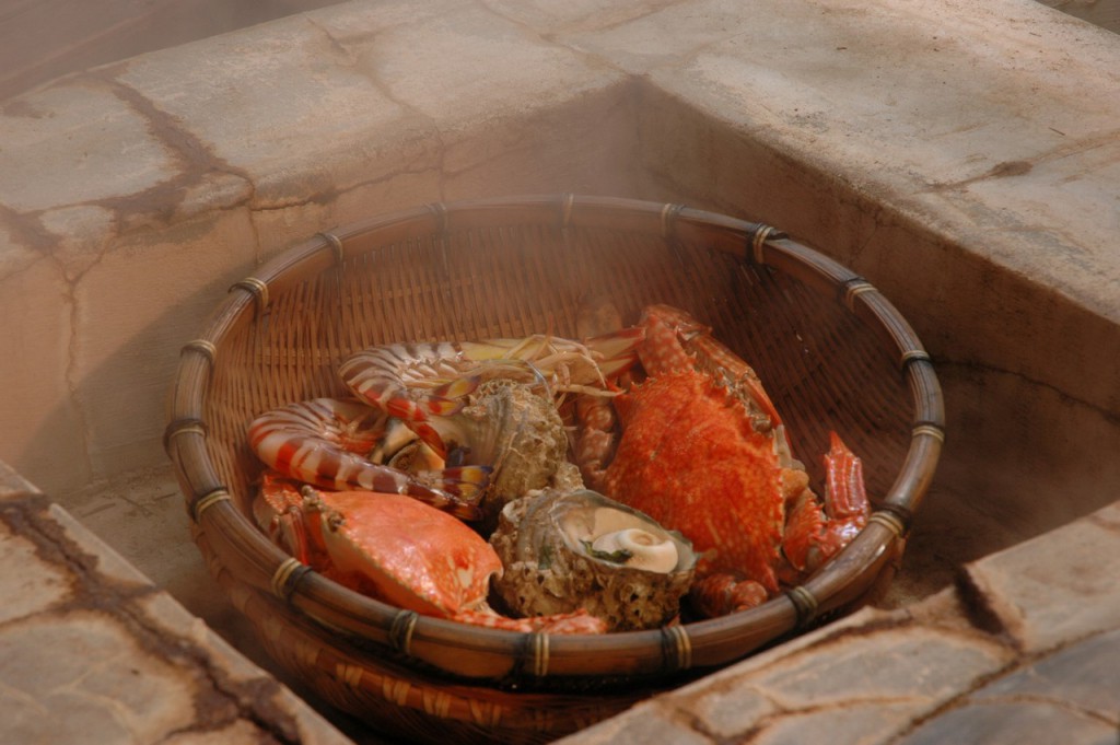 Nơi[-]người[-]dân[-]nấu[-]ăn[-]bằng[-]hơi[-]nước[-]bốc[-]lên[-]từ[-]lòng[-]đất