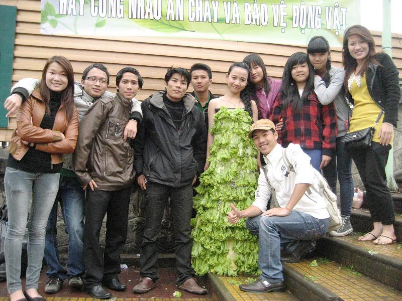 Rất[-]nhiều[-]người[-]đến[-]tham[-]gia[-]chương[-]trình[-]và[-]chụp[-]ảnh[-]lưu[-]niệm