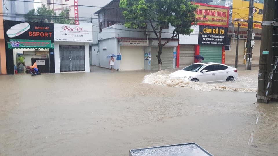 TP[-]Điện[-]Biên[-]Phủ[-]ngập[-]như[-]sông[-]sau[-]mưa[-]lớn