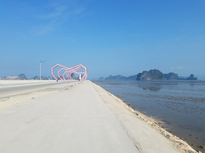 Công[-]ty[-]CP[-]Đầu[-]tư[-]xây[-]dựng[-]Phương[-]Đông[-]lợi[-]dụng[-]chính[-]quyền[-]lo[-]dập[-]dịch[-]Covid-19,[-]đổ[-]đất[-]lấn[-]trái[-]phép[-]ra[-]biển