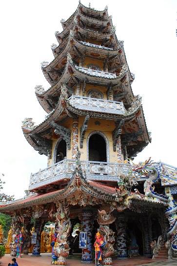 Nhà[-]chùa[-]đã[-]sử[-]dụng[-]một[-]khối[-]lượng[-]mảnh[-]sành[-]khổng[-]lồ[-]để[-]khảm[-]tất[-]cả[-]các[-]chi[-]tiết[-]của[-]chùa