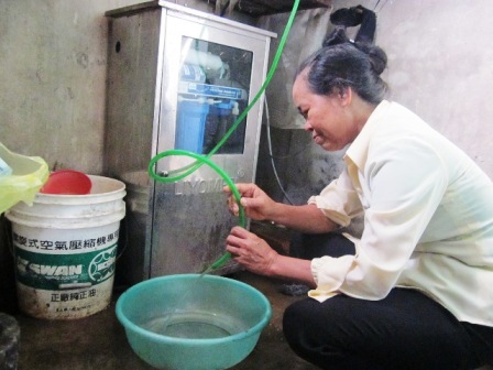 Người[-]dân[-]cho[-]rằng[-]nguyên[-]nhân[-]bắt[-]nguồn[-]từ[-]nguồn[-]nước[-]sinh[-]hoạt[-]chứa[-]nhiều[-]asen