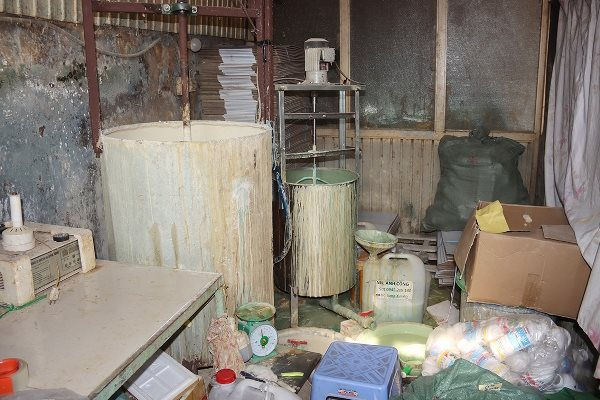 An[-]Giang:[-]Giám[-]đốc[-]công[-]ty[-]sản[-]xuất[-]và[-]vận[-]chuyển[-]trái[-]phép[-]thuốc[-]bảo[-]vệ[-]thực[-]vật