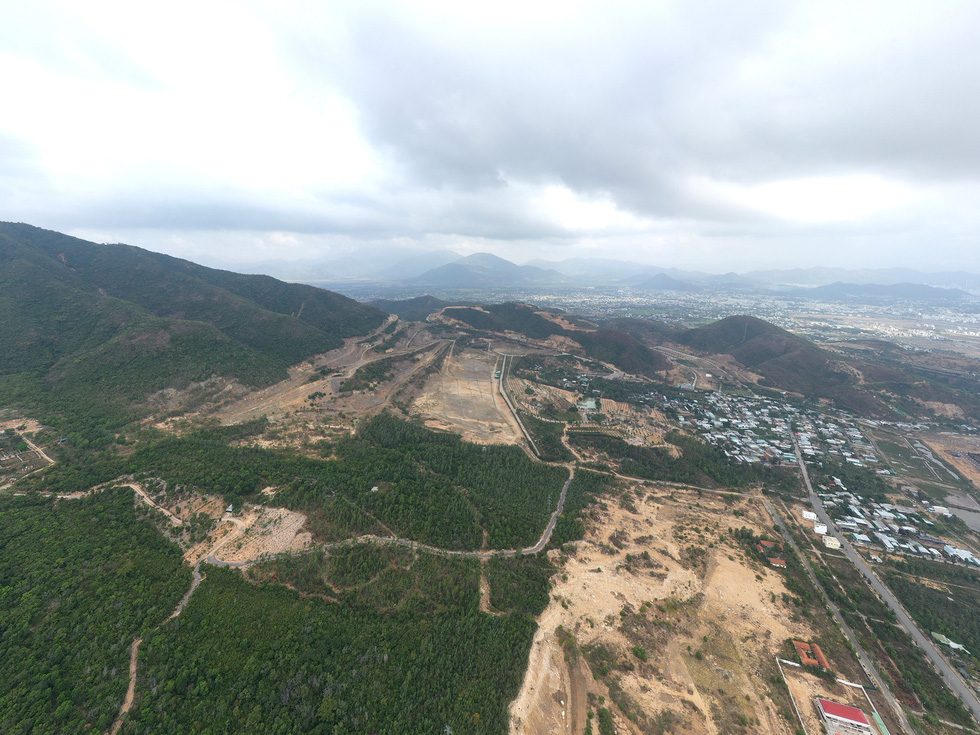 Cận[-]cảnh[-]núi[-]Chín[-]Khúc[-]ở[-]Nha[-]Trang[-]bị[-]băm[-]đứt[-]từng[-]khúc[-]để[-]làm[-]đô[-]thị,[-]biệt[-]thự
