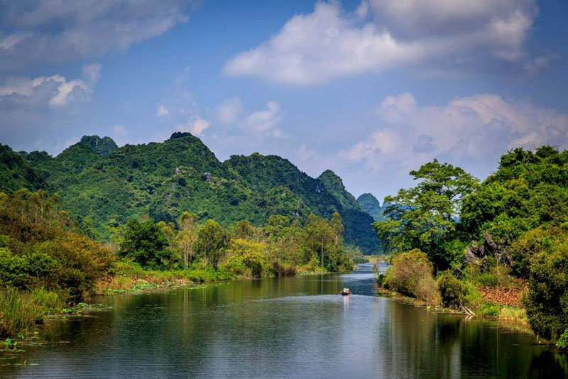Sở[-]dĩ[-]người[-]ta[-]gọi[-]là[-]suối[-]Yến[-]bởi[-]hình[-]dáng[-]của[-]nó[-]giống[-]như[-]đuôi[-]của[-]con[-]chim[-]yến[-]đang[-]xòe[-]rộng.[-]Ảnh:[-]Nguyễn[-]Đình[-]Thành.
