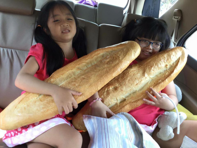 Bánh[-]mỳ[-]khổng[-]lồ[-]dài[-]1m[-]ở[-]An[-]Giang[-]lọt[-]top[-]món[-]ăn[-]kỳ[-]lạ[-]nhất[-]thế[-]giới