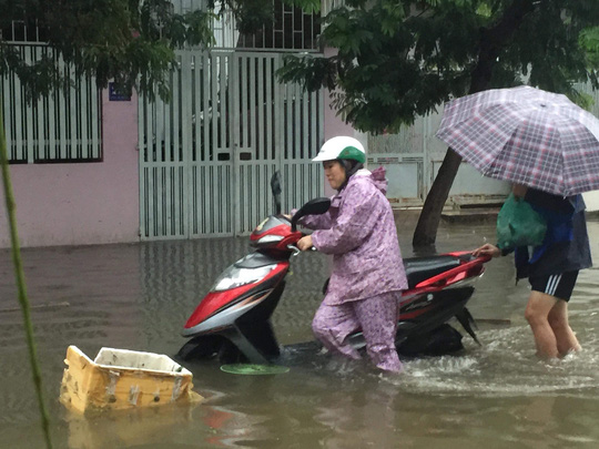 Nha[-]Trang[-]chìm[-]trong[-]biển[-]nước,[-]Quốc[-]lộ[-]1[-]và[-]đường[-]sắt[-]tắc[-]nghẽn