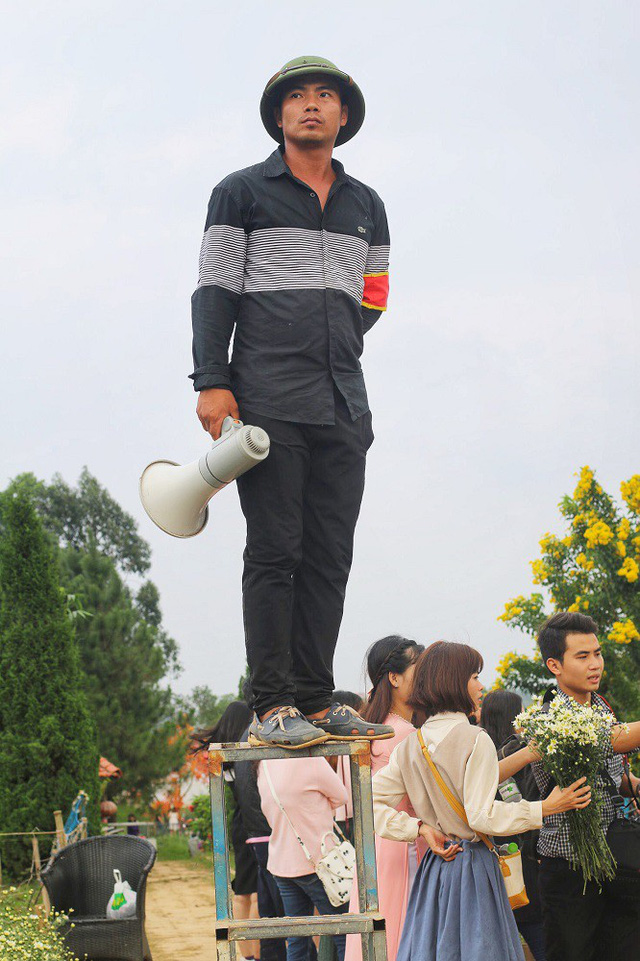 Biển[-]người[-]đổ[-]về[-]chụp[-]ảnh,[-]vườn[-]cúc[-]họa[-]mi[-]“vỡ[-]trận”
