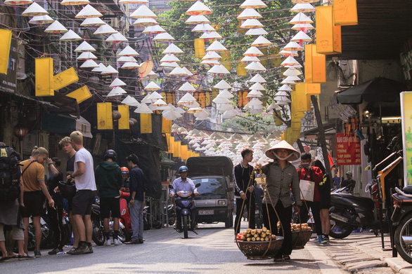 Giới[-]trẻ[-]thích[-]thú[-]với[-]phố[-]nón[-]Đào[-]Duy[-]Từ