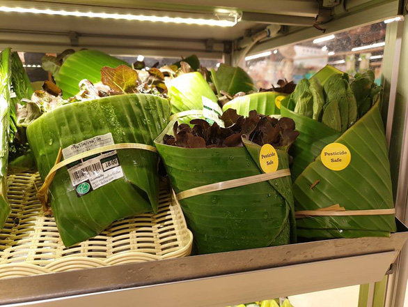 Siêu[-]thị[-]Thái[-]Lan[-]dùng[-]lá[-]chuối[-]gói[-]thực[-]phẩm