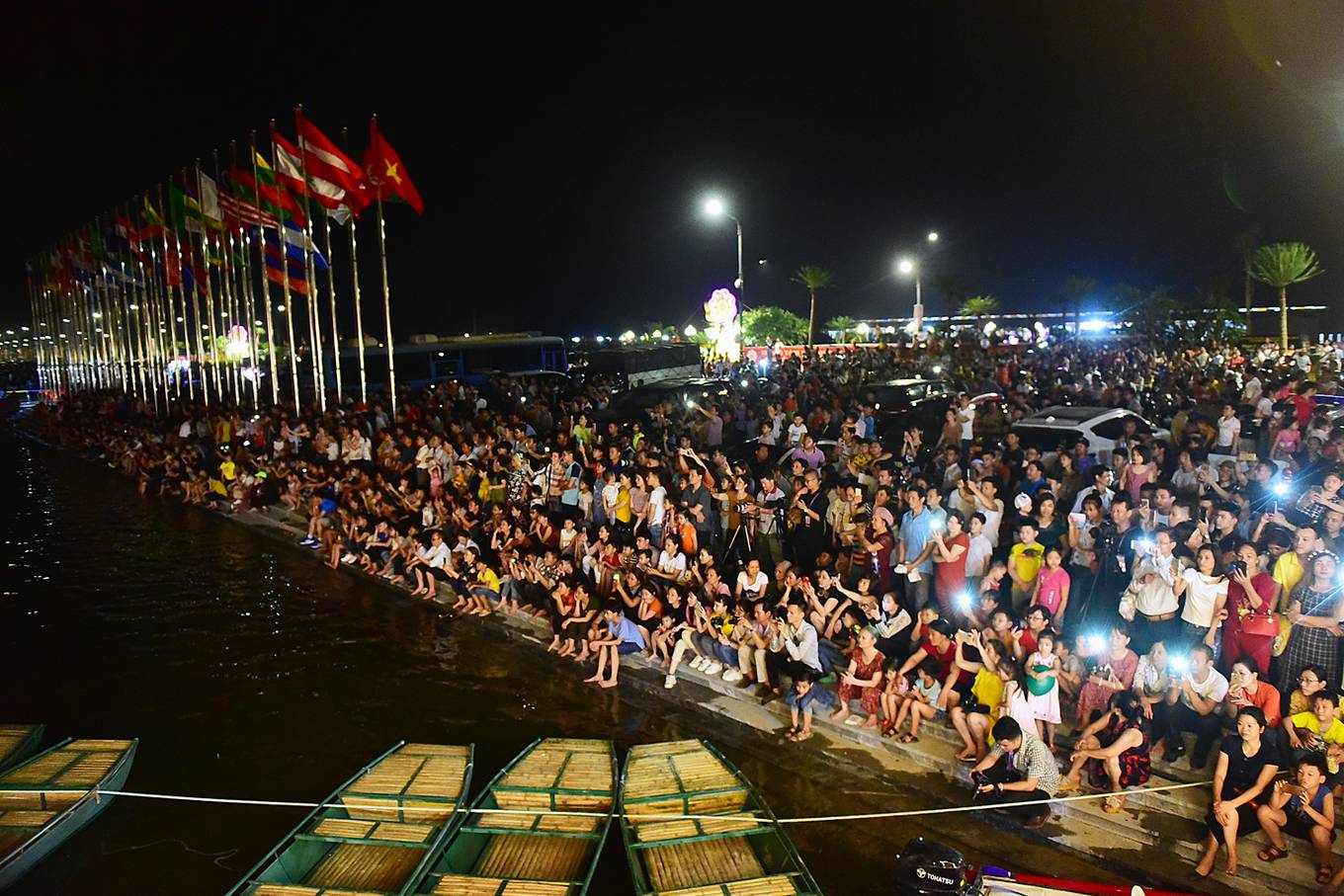 Pháo[-]hoa[-]rực[-]rỡ[-]tại[-]chùa[-]Tam[-]Chúc