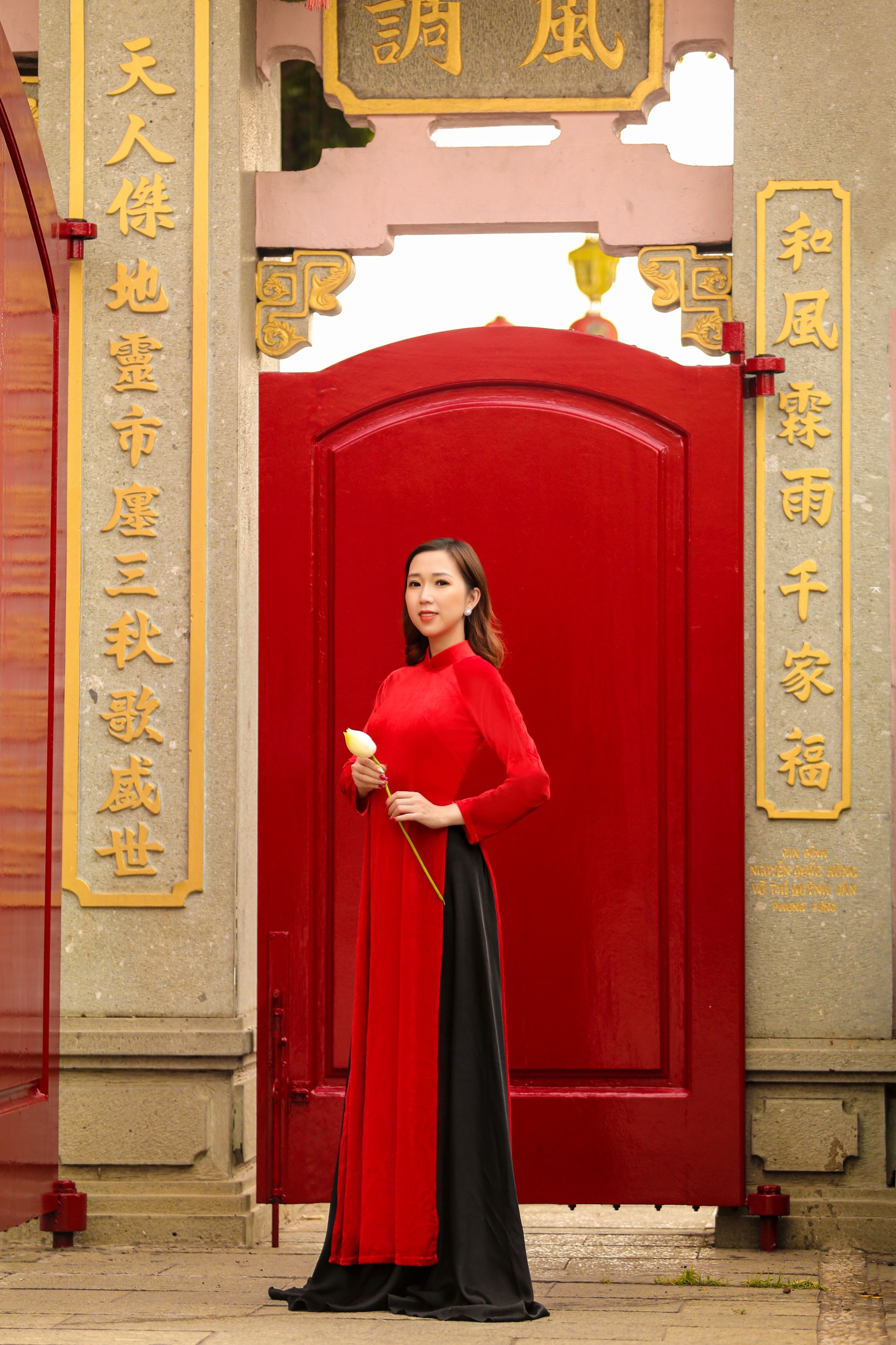 Á[-]hậu[-]“Hoa[-]hậu[-]Doanh[-]nhân[-]Môi[-]trường”[-]khoe[-]dáng[-]thướt[-]tha[-]trong[-]tà[-]áo[-]dài[-]đón[-]Tết[-]Nguyên[-]đán