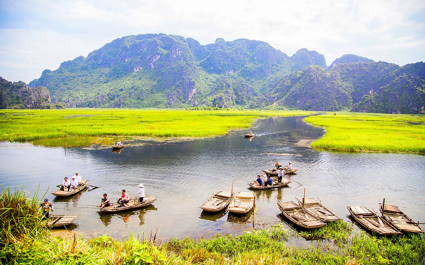 Đầm[-]nước[-]được[-]ví[-]như[-]vùng[-]vịnh[-]không[-]sóng