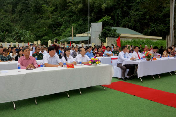 Lễ[-]đón[-]Bằng[-]công[-]nhận[-]và[-]gắn[-]bia[-]Cây[-]Di[-]sản[-]Việt[-]Nam[-]cho[-]cây[-]Nghiến[-]trên[-]1000[-]năm[-]tuổi[-]tại[-]tỉnh[-]Cao[-]Bằng