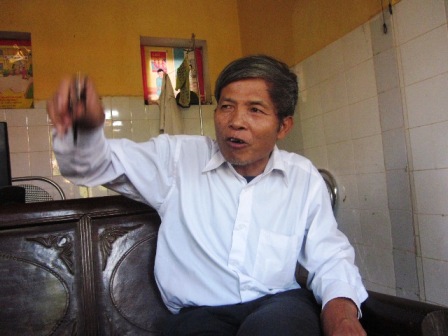  Ông[-]Lê[-]Văn[-]Ngợi,[-]Trạm[-]trưởng[-]trạm[-]y[-]tế[-]Định[-]Liên.