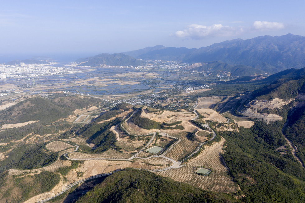 Cận[-]cảnh[-]núi[-]Chín[-]Khúc[-]ở[-]Nha[-]Trang[-]bị[-]băm[-]đứt[-]từng[-]khúc[-]để[-]làm[-]đô[-]thị,[-]biệt[-]thự