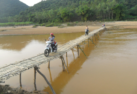 ...[-]chiếc[-]cầu[-]tre[-]đơn[-]sơ[-]do[-]người[-]dân[-]lập[-]nên...