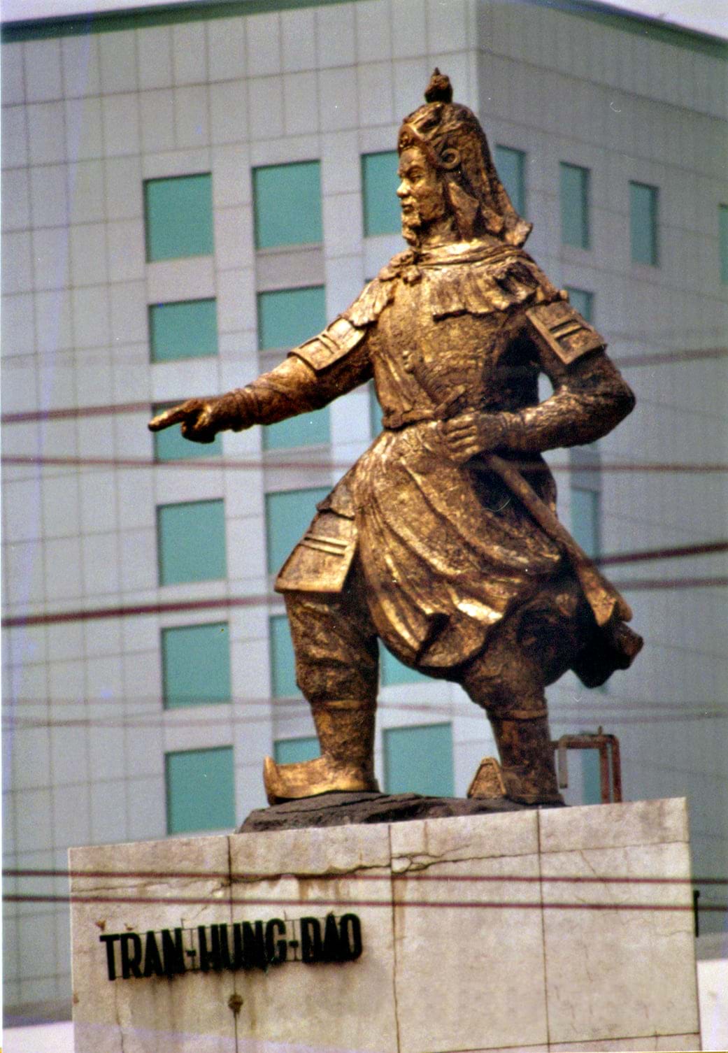 Tôn[-]tạo[-]tượng[-]đài[-]Trần[-]Hưng[-]Đạo:[-]Cần[-]thỉnh[-]lư[-]hương[-]về[-]vị[-]trí[-]cũ[-]