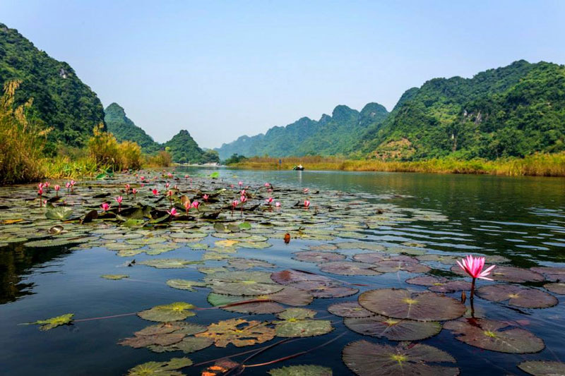 Đây[-]cũng[-]là[-]con[-]đường[-]thủy[-]duy[-]nhất[-]đưa[-]du[-]khách[-]vào[-]vãn[-]cảnh[-]chùa[-]Hương.[-]Ảnh:[-]Nguyễn[-]Đình[-]Thành.