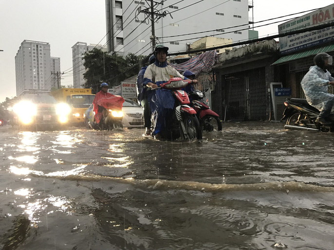 TP[-]HCM:[-]Đường[-]thành[-]sông,[-]người[-]dân[-]dắt[-]xe[-]bì[-]bõm[-]về[-]nhà
