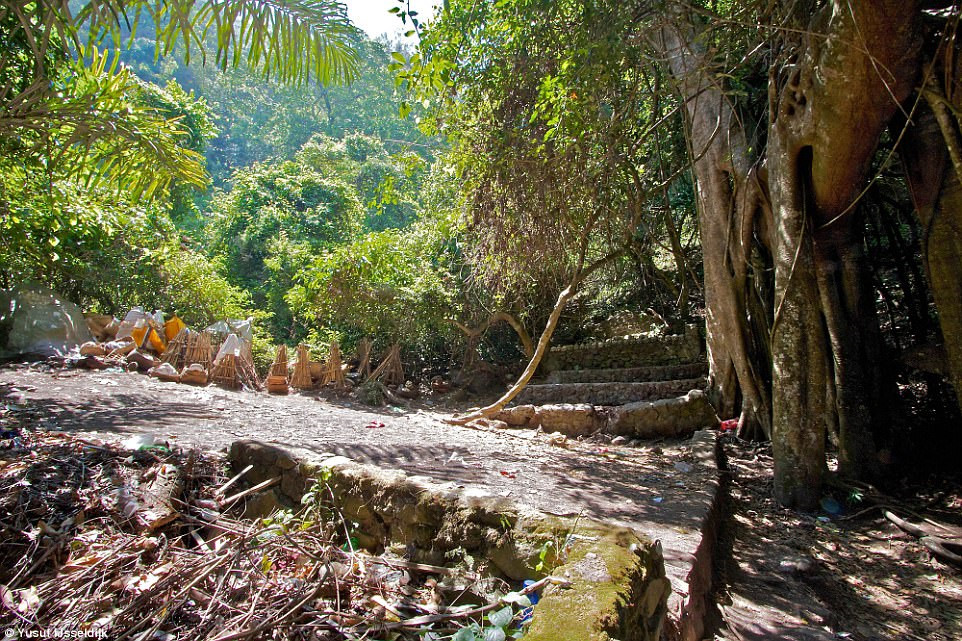 Tục[-]phơi[-]thây[-]người[-]chết[-]trong[-]lồng[-]tre[-]trên[-]đảo[-]Bali[-]