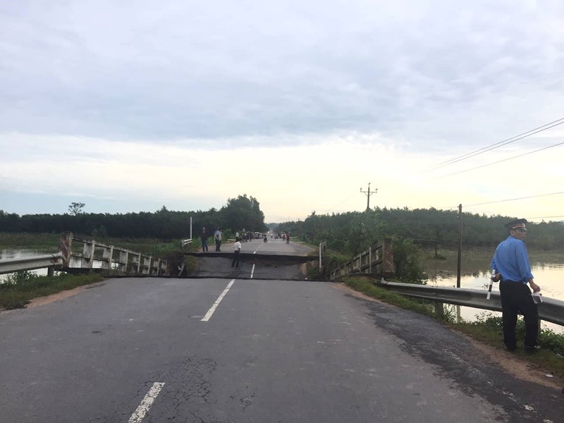 Sập[-]cầu[-]trên[-]tỉnh[-]lộ[-]766,[-]giao[-]thông[-]tê[-]liệt