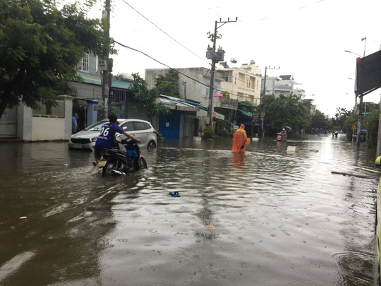 Nha[-]Trang[-]chìm[-]trong[-]biển[-]nước,[-]Quốc[-]lộ[-]1[-]và[-]đường[-]sắt[-]tắc[-]nghẽn