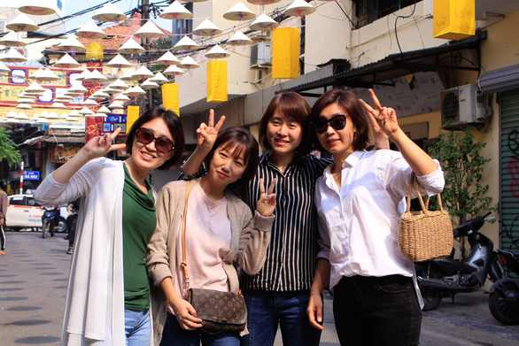 Giới[-]trẻ[-]thích[-]thú[-]với[-]phố[-]nón[-]Đào[-]Duy[-]Từ