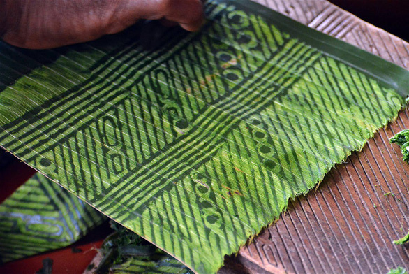 Ở[-]nơi[-]tiền[-]làm[-]từ[-]lá[-]chuối