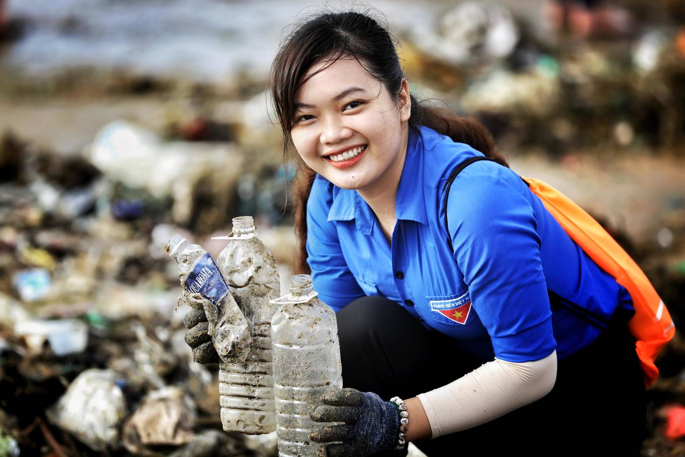 Bờ[-]biển[-]Quy[-]Nhơn[-]ngập[-]rác[-]sau[-]bão[-]Matmo