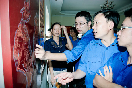 Đoàn[-]viên[-]thanh[-]niên[-]tham[-]quan[-]khu[-]nhà[-]tưởng[-]niệm[-]và[-]tìm[-]hiểu[-]về[-]lịch[-]sử[-]của[-]huyện[-]đảo[-]Cô[-]Tô.