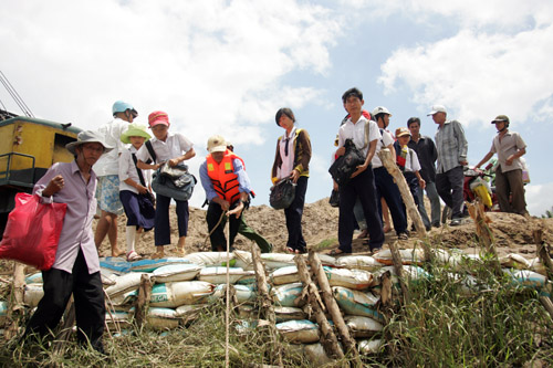 Tuy[-]nhiên[-]việc[-]qua[-]lại[-]đò[-]gặp[-]nhiều[-]khó[-]khăn,[-]do[-]đường[-]xuống[-]đò[-]sình[-]lầy[-]và[-]gập[-]ghềnh.