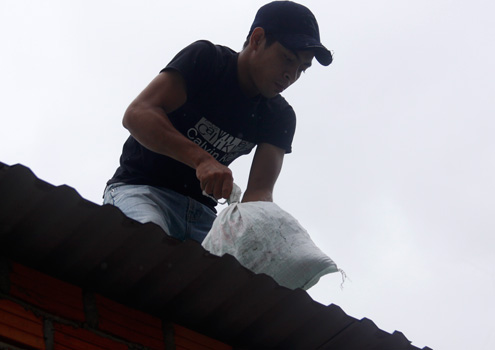 và[-]gia[-]cố[-]lại[-]những[-]mái[-]tôn[-]phòng[-]bị[-]gió[-]lớn[-]làm[-]hư[-]hại.