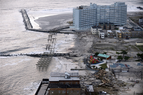 Ảnh:[-]EPA[-]A[-]boardwalk,[-]left,[-]and[-]waterfront[-]property[-]are[-]heavily[-]damaged[-]following[-]Hurricane[-]Sandy[-]in[-]Atlantic[-]City,[-]N.J.,[-]on[-]Oct.[-]31.