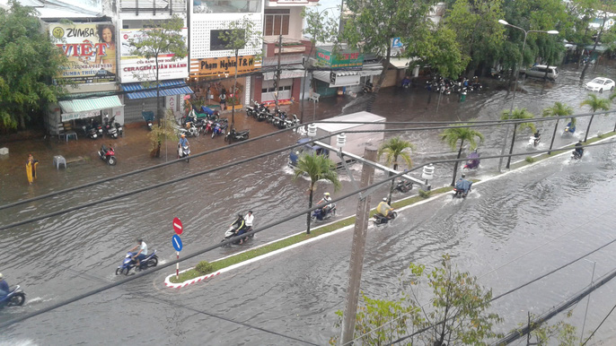 Cơn[-]mưa[-]“lạ”[-]ngày[-]U23[-]Việt[-]Nam[-]trở[-]về[-]khiến[-]Tây[-]Đô[-]chìm[-]trong[-]biển[-]nước