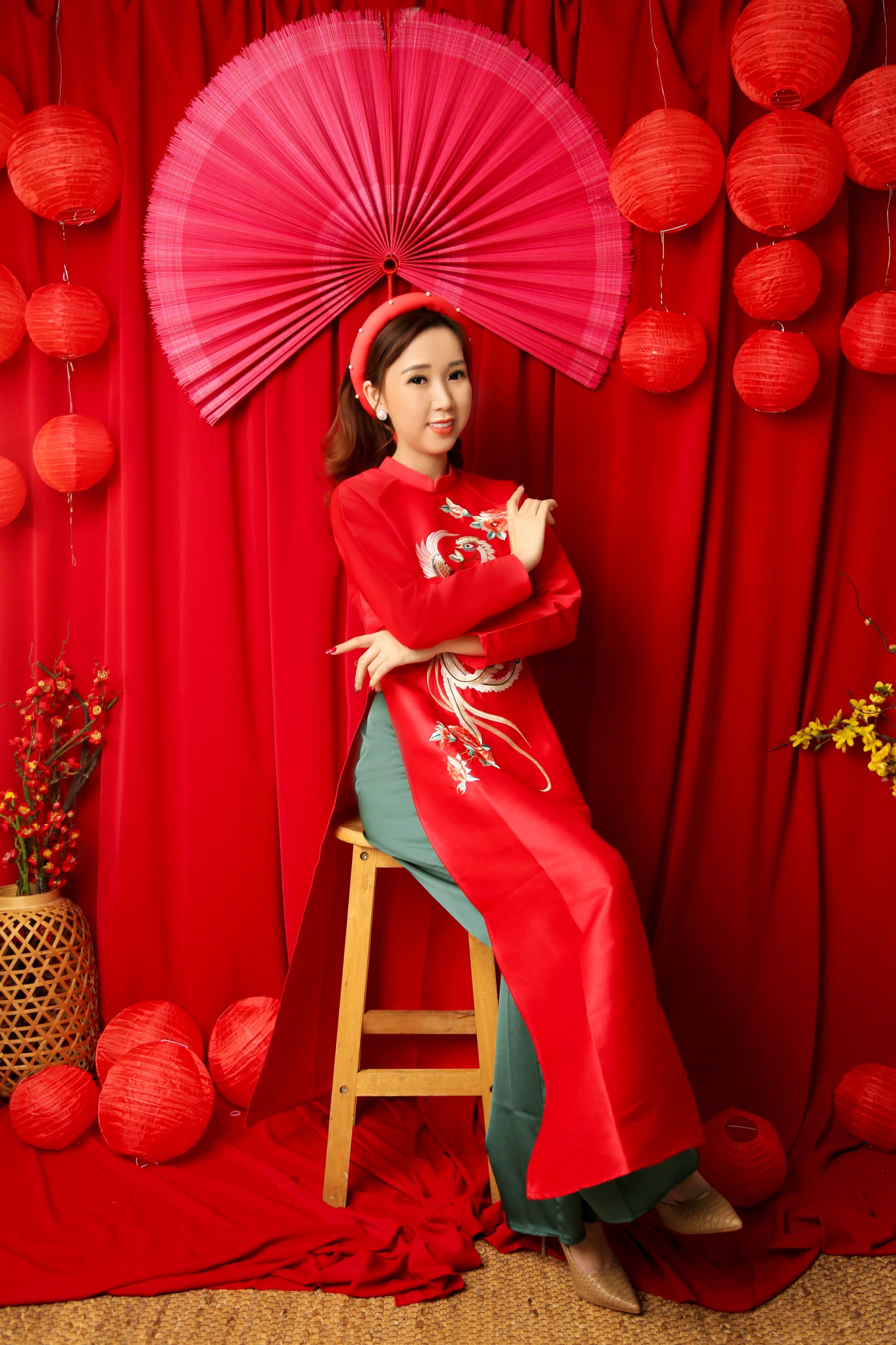 Á[-]hậu[-]“Hoa[-]hậu[-]Doanh[-]nhân[-]Môi[-]trường”[-]khoe[-]dáng[-]thướt[-]tha[-]trong[-]tà[-]áo[-]dài[-]đón[-]Tết[-]Nguyên[-]đán