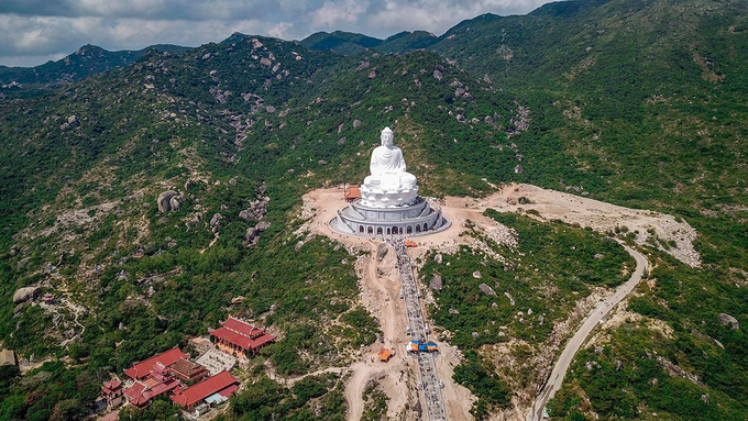 Tượng[-]Phật[-]ngồi[-]lớn[-]nhất[-]Đông[-]Nam[-]Á[-]ở[-]Bình[-]Định