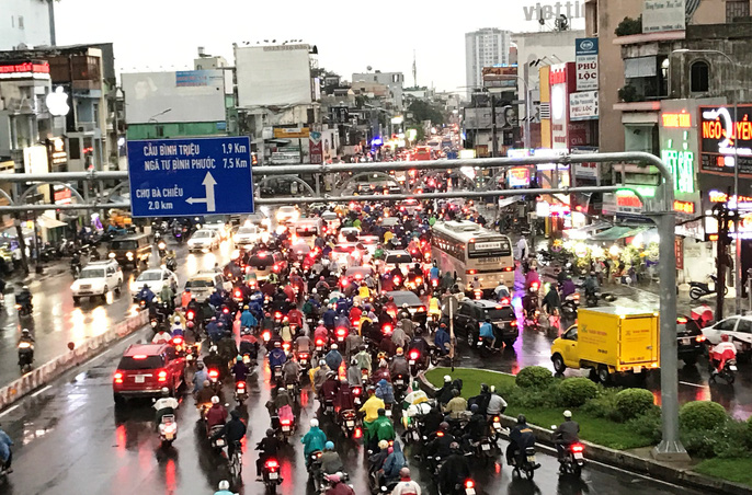 TP[-]HCM:[-]Đường[-]thành[-]sông,[-]người[-]dân[-]dắt[-]xe[-]bì[-]bõm[-]về[-]nhà