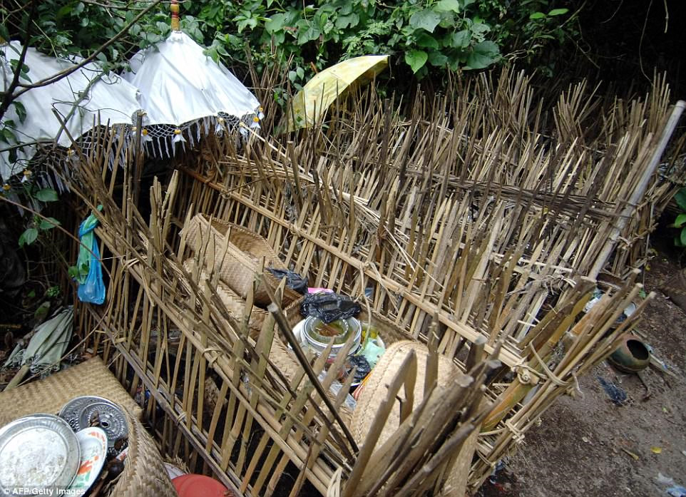 Tục[-]phơi[-]thây[-]người[-]chết[-]trong[-]lồng[-]tre[-]trên[-]đảo[-]Bali[-]