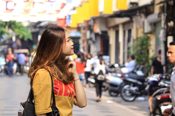 Giới[-]trẻ[-]thích[-]thú[-]với[-]phố[-]nón[-]Đào[-]Duy[-]Từ